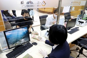 Nhiều doanh nghiệp đang “gồng mình” để trả lãi vay, còn nợ gốc xin giãn đến năm sau. Ảnh: Dũng Minh