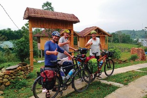 Du khách nước ngoài thích thú với các tour trải nghiệm farmstay. Ảnh: Thành 