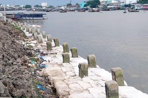 Công trình Kè bờ sông Cần Thơ- Ứng phó biến đổi khí hậu TP. Cần Thơ đang thi công