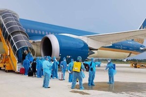 Rất nhiều người dân đang có nhu cầu đi lại bằng hàng không trên chặng Tp.HCM - Hà Nội.