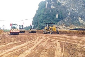 Thi công tuyến đường bộ cao tốc Bắc - Nam.