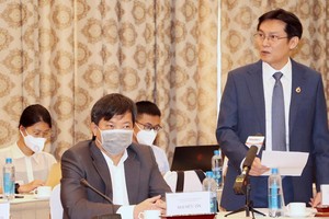 Ông Phạm Phú Trường, Chủ tịch Hội doanh nhân trẻ TP.HCM (đứng) đưa ra các đề xuất tại cuộc gặp Chủ tịch nước Nguyễn Xuân Phúc sáng 12/10 (Ảnh: Hồng Phúc).