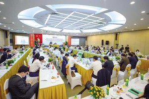 Mỗi doanh nhân, doanh nghiệp đều thể hiện khát vọng xây dựng đất nước bình an và phát triển. Trong ảnh: Chủ tịch Quốc hội Vương Đình Huệ làm việc với các doanh nghiệp tại VCCI