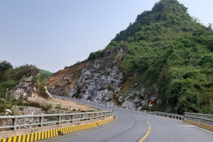 Một đoạn Quốc lộ 3 qua đèo Gió.