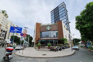 Các chuỗi cà phê như Starbucks, The Coffee House… đã phải đóng cửa hàng chục cửa hàng để cắt giảm chi phí. Ảnh: Trọng Tín