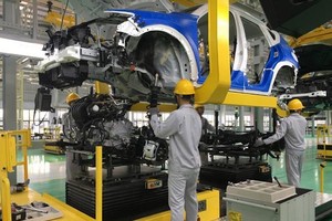 Ô tô sản xuất trong nước sắp được giảm 50% lệ phí trước bạ trong 6 tháng