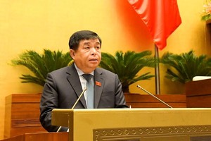 Bộ trưởng Bộ Kế hoạch và Đầu tư Nguyễn Chí Dũng đã thừa ủy quyền của Thủ tướng trình Quốc hội dự kiến kế hoạch cơ cấu lại nền kinh tế giai đoạn 2021-2025.