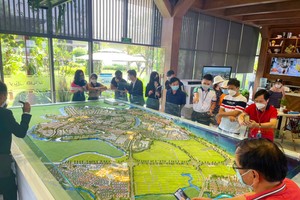 Khách hàng xem dự án Aqua City ở Biên Hòa, Đồng Nai. Ảnh: Lê Toàn