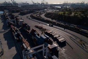 Cảng Los Angeles (Mỹ) đã triển khai phương án hoạt động 24/7 để giải phóng container bị ách tắc. Ảnh: AFP
