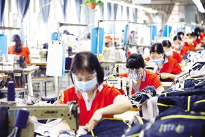 Hai tháng cuối năm 2021 và những tháng đầu năm 2022 được nhiều doanh nghiệp xem là “điểm rơi” của kế hoạch phục hồi, do vậy nếu tiếp cận được chính sách phù hợp, thì hoạt động sản xuất, kinh doanh sẽ trở lại rất nhanh. Trong ảnh: Dây chuyền sản xuất hàng xuất khẩu của Công ty cổ phần May Hồ Gươm. Ảnh: Đức Thanh 