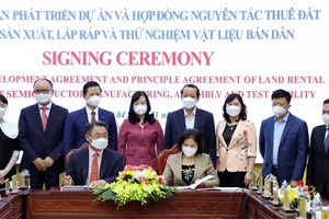 Chủ tịch UBND tỉnh Nguyễn Hương Giang và ông JONGRIP JI, Chủ tịch Công ty Amkor ký kết thỏa thuận phát triển dự án Nhà máy Sản xuất, lắp ráp và thử nghiệm vật liệu bán dẫn