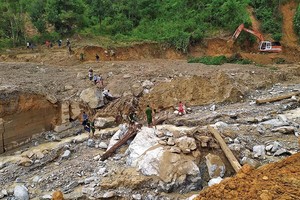 Khung cảnh tan hoang ở khu vực nóc Ông Đề, xã Trà Leng (huyện Nam Trà My, tỉnh Quảng Nam) sau vụ sạt lở cuối tháng 10/2020 vùi lấp nhiều hộ dân