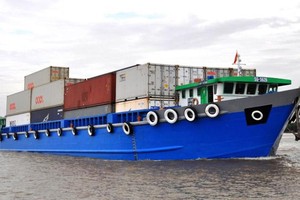 Tàu vận chuyển hàng hóa từ Cảng thủy nội địa Terminal Cát Lái Giang Nam đi Cảng Cái Mép - Thị Vải. Ảnh: Phạm Hà