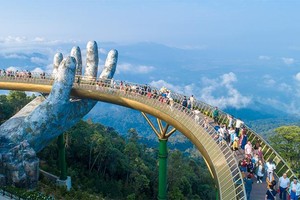 Cầu Vàng khu du lịch Bà Nà Hills, một trong những điểm tham quan thu hút du khách đến với Đà Nẵng.