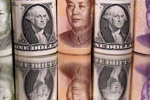 Đồng đô la Mỹ và đồng Nhân dân tệ của Trung Quốc. Ảnh: AFP