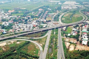 Nhiều dự án hạ tầng chưa hoàn thành nên bất động sản bị giảm giá trị. Trong ảnh: Một đoạn đường Vành đai 3, TP.HCM