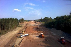 Thi công cao tốc Bắc - Nam phía Đông đoạn qua Phan Thiết.