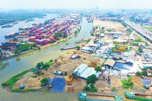 Quỹ đất dọc tuyến metro số 1 còn rất nhiều (Trong ảnh: Khu đất Nhà máy Xi măng Hà Tiên 1). 