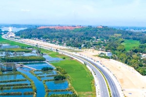 Đường Hoàng Sa kết nối TP. Quảng Ngãi về phía biển đã tạo sự liên kết cho địa phương thực hiện ý tưởng mở rộng đô thị biển và sông