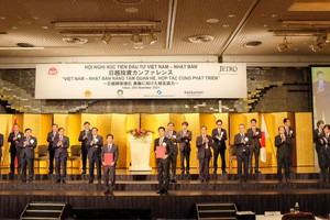 Lễ trao văn kiện Bản ghi nhớ về quyết định đầu tư trung tâm thương mại AEON MALL tại tỉnh Thừa Thiên Huế được diễn ra dưới dự chứng kiến của Chính Phủ Việt Nam và Chính Phủ Nhật Bản.