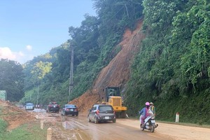 Một đoạn Quốc lộ 2 qua Hà Giang thường xuyên bị sụt trượt do mưa lũ.