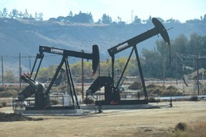 Giá dầu thô Mỹ rớt hơn 6,2% còn 73,58 USD/thùng trong phiên giao dịch sáng 26/11. Ảnh: AFP