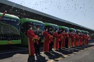 Lãnh đạo Tp Hà Nội, Ủy ban ATGT Quốc gia tham gia cắt băng khai trương tuyến xe buýt điện E03.