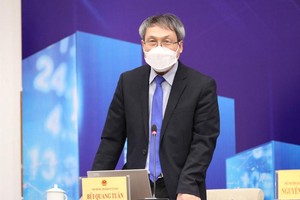 PGS.TS Bùi Quang Tuấn, Viện trưởng Viện Kinh tế Việt Nam trao đổi tại cuộc họp báo. (Ảnh - Duy Linh)