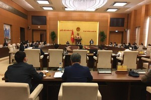 Thứ trưởng Bộ Tư pháp Phan Chí Hiếu trình bày tờ trình dự án luật.