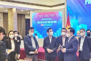 Chủ tịch Quốc hội Vương Đình Huệ kiểm tra tổng thể công tác chuẩn bị Diễn đàn Kinh tế Việt Nam 2021 tại Trung tâm Hội nghị quốc tế (Ảnh: Quochoi.vn).