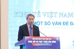 PGS.TS Bùi Quang Tuấn, Viện trưởng Viện Kinh tế Việt Nam phát biểu tại Diễn đàn. (Ảnh: Duy Linh) .