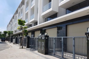 Cả dãy nhà phố đường Đồng Văn Cống đóng cửa im lìm. Ảnh: Trọng Tín