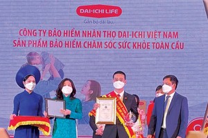 Ông Ngô Việt Phương, Phó tổng giám đốc Kinh doanh Dai-ichi Life Việt Nam, nhận giải thưởng “Top 100 sản phẩm, dịch vụ tốt nhất cho gia đình, trẻ em” năm 2021