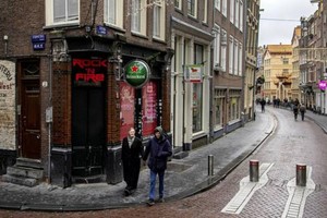 Châu Âu thắt chặt hạn chế đối phó biến thể Omicron. Ảnh: EPA