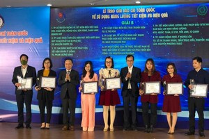 Ban Tổ chức trao giải cho các tác giả, nhóm tác giả đoạt giải B.