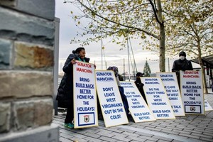 Các nhà vận động Mỹ tập trung ở Washington, D.C. để kêu gọi thượng nghị sĩ Joe Manchin thông qua Dự luật Build Back Better. Ảnh: AFP