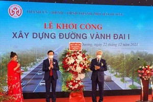 Ông Phạm Xuân Thăng, Bí thư Tỉnh ủy Hải Dương tặng hoa chúc mừng TP. Hải Dương tại lễ khởi công xây dựng đường vành đai I. Ảnh: Thanh Sơn