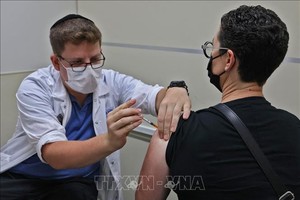 Nhân viên y tế Israel tiêm vaccine phòng COVID-19 cho người dân tại Jerusalem, ngày 20/8/2021. Ảnh: AFP/TTXVN