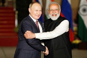 Tổng thống Nga Putin bắt tay Thủ tướng Ấn Độ Modi trong cuộc gặp tại New Delhi ngày 6/12. Ảnh: Reuters