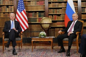 Tổng thống Mỹ Joe Biden (trái) và Tổng thống Nga Vladimir Putin (phải) tại cuộc gặp ở Geneva, Thụy Sĩ, ngày 16/6/2021. (Ảnh: AFP/TTXVN)