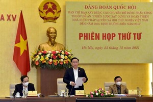 Chủ tịch Quốc hội Vương Đình Huệ phát biểu tại phiên họp.