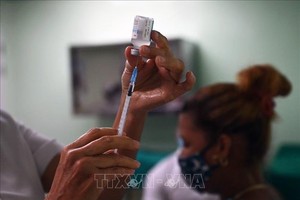 Nhân viên y tế tiêm vaccine phòng COVID-19 cho người dân tại Cienfuegos, Cuba, ngày 30/5/2021. Ảnh minh họa: AFP/TTXVN 