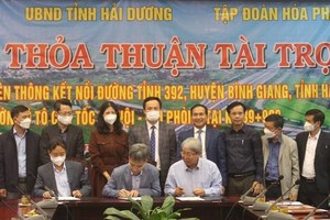Lễ ký văn bản thỏa thuận tài trợ đầu tư xây dựng hoàn thiện nút giao liên thông kết nối đường tỉnh 392 vào đường ô tô cao tốc Hà Nội - Hải Phòng. Ảnh: Cổng thông tin điện tử tỉnh Hải Dương