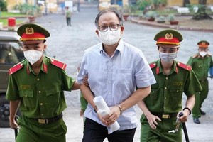 Bị cáo Tất Thành Cang được dẫn giải đến Tòa từ sáng sớm.