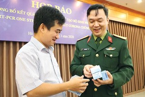 Đại diện Học viện Quân y và Tổng giám đốc Công ty Việt Á (bên trái) tại buổi họp báo công bố nghiên cứu chế tạo thành công kit test Covid-19 do Bộ Khoa học và Công nghệ chủ trì.