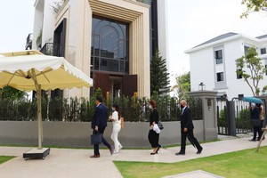 Nhà phố vùng ven cũng được xem là nơi trú ẩn an toàn. Ảnh: Lê Toàn 