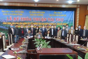 Các bên ký kết văn bản thỏa thuận tài trợ trước sự chứng kiến của lãnh đạo tỉnh Hải Dương. Ảnh: haiduong.gov.vn