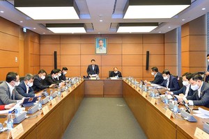 Các đại biểu Quốc hội thảo luận tại tổ về gói chính sách tài khóa, tiền tệ để hỗ trợ Chương trình Phục hồi và Phát triển kinh tế - xã hội