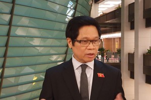 Ông Vũ Tiến Lộc, đại biểu Quốc hội Hà Nội trao đổi với phóng viên Báo Đầu tư bên lề phiên họp sáng 7/1/2021.