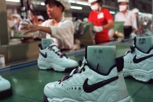 51% lượng giày thể thao của hãng Nike được sản xuất tại Việt Nam.